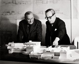 Josep Lluís Sert et Joan Miró devant une maquette de la Fondation Maeght.